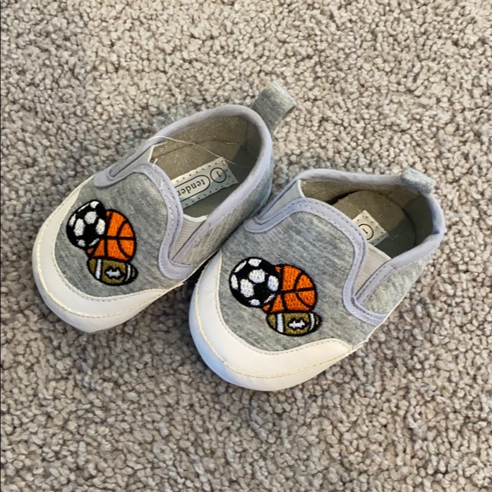 Sports shoes